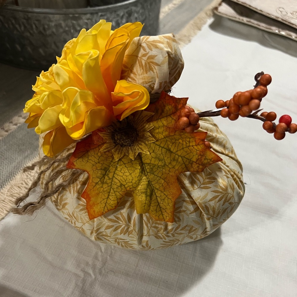 calavasa pekeña de tela arreglo floral y ojas color amarilla 🌼🍂🍁